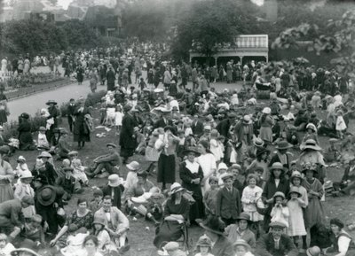 Menigte bezoekers in de London Zoo, augustus bank holiday, 1922 door Frederick William Bond